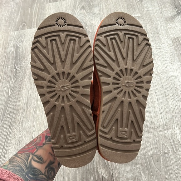 UGGS - Picture 5 of 5